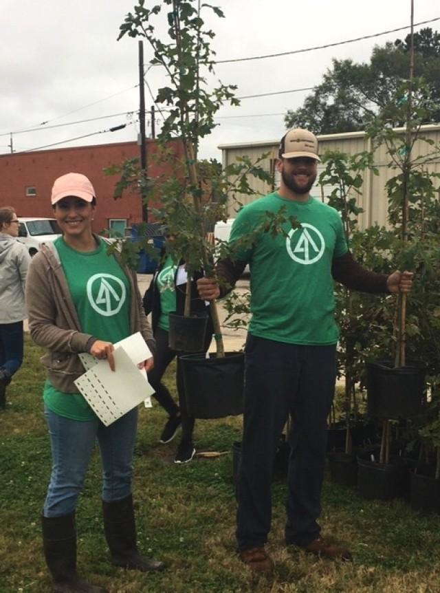 知识产权志愿者在飓风后与植树节基金会一起分发免费树木