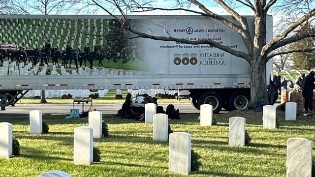 十大外围足彩网十大外围足彩网的卡车拖车停在阿灵顿国家公墓，支持全美花圈活动